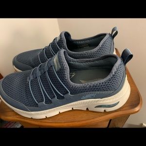 Women’s arch cushion sneakers